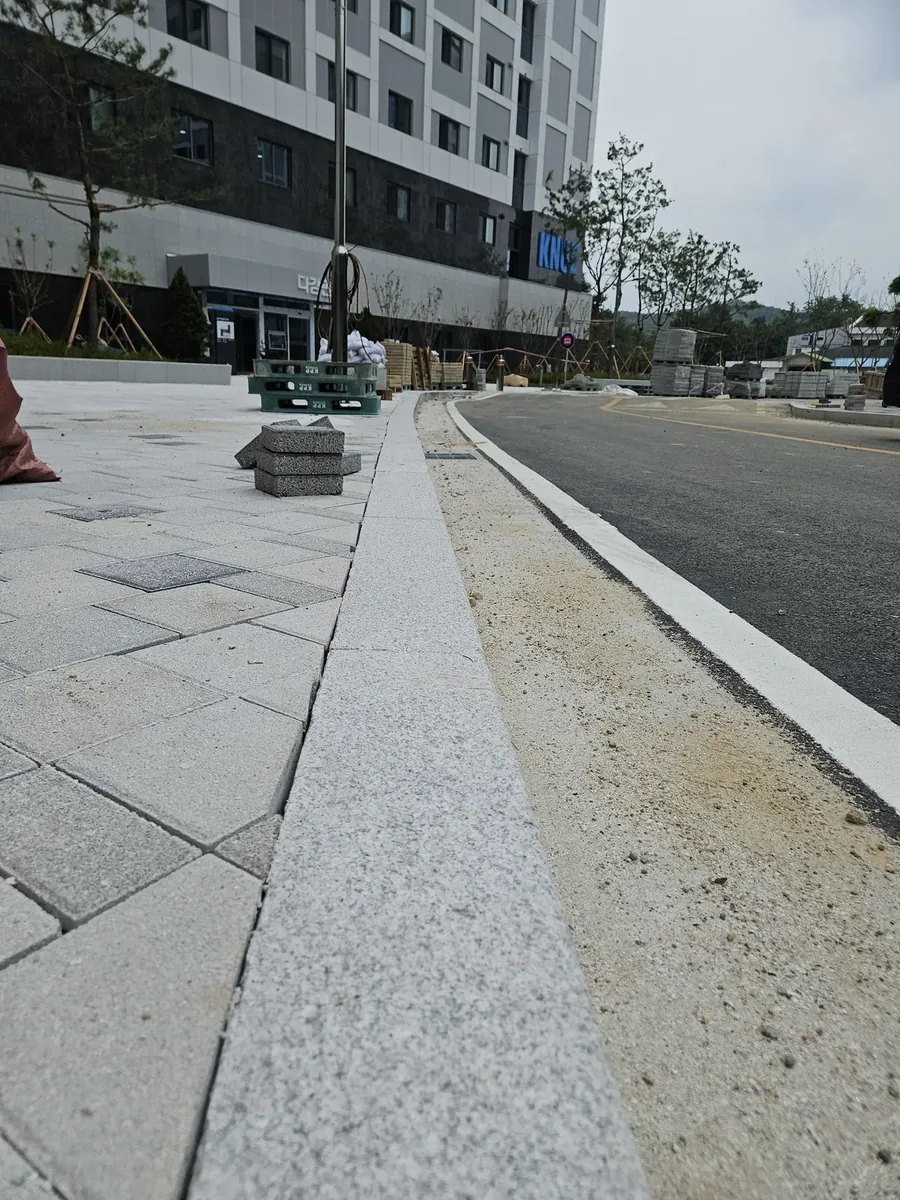 청주 대학교 기숙사 경계석미끄럼방지 시공 현장 — BF인증